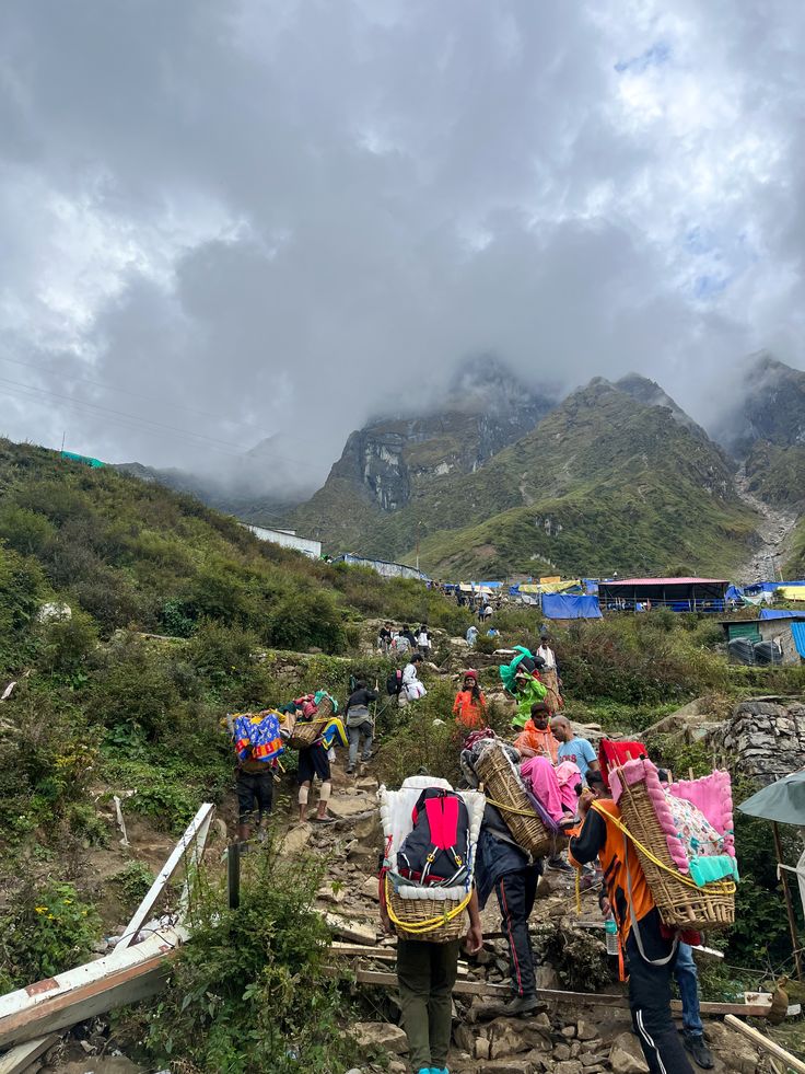 Snow-covered Kedarkantha trekking trail in Uttarakhand